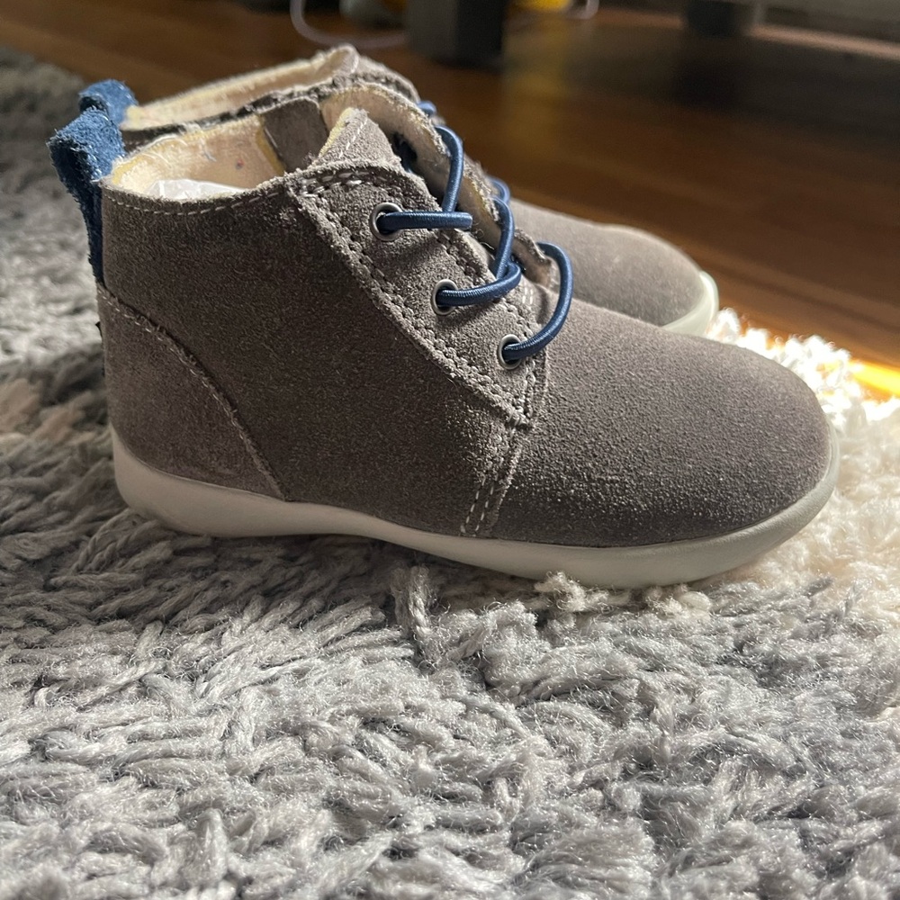 UGG Classic Boots in Gray